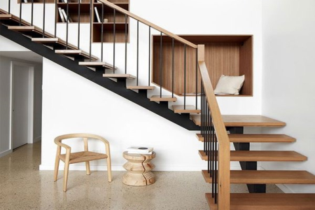 Cầu thang sắt mặt gỗ trong kiến trúc nhà phố hiện đại