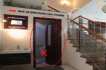 Nhà vệ sinh dưới cầu thang đại họa đại hung
